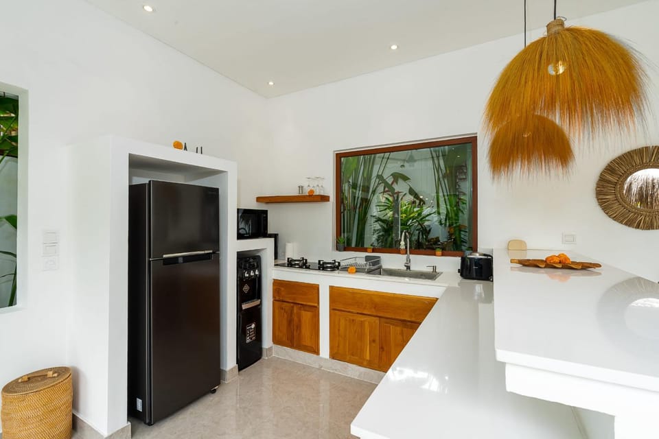 Kitchen or kitchenette, microwave, stove