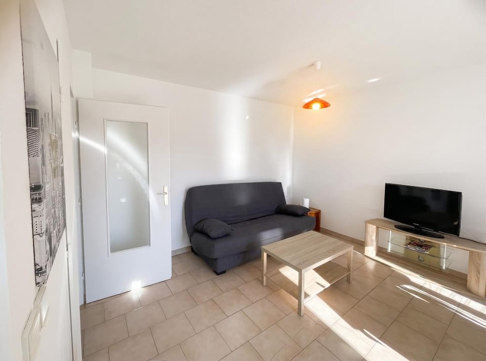 Appartement moderne à Fréjus, 60 m², piscine partagée Apartment in Fréjus