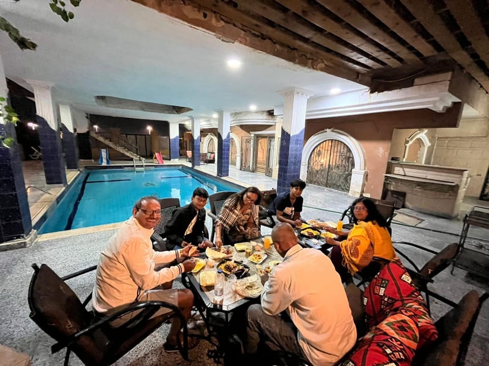 People, Food and drinks, Dining area, Food, Pool view, Swimming pool, Drinks, group of guests