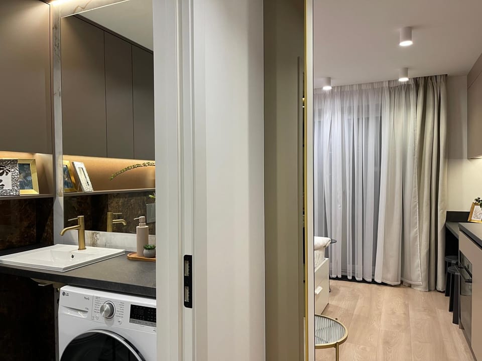 Bathroom, Kitchen or kitchenette, washing machine