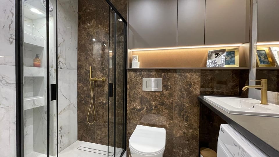 Shower, Toilet, Bathroom, towels