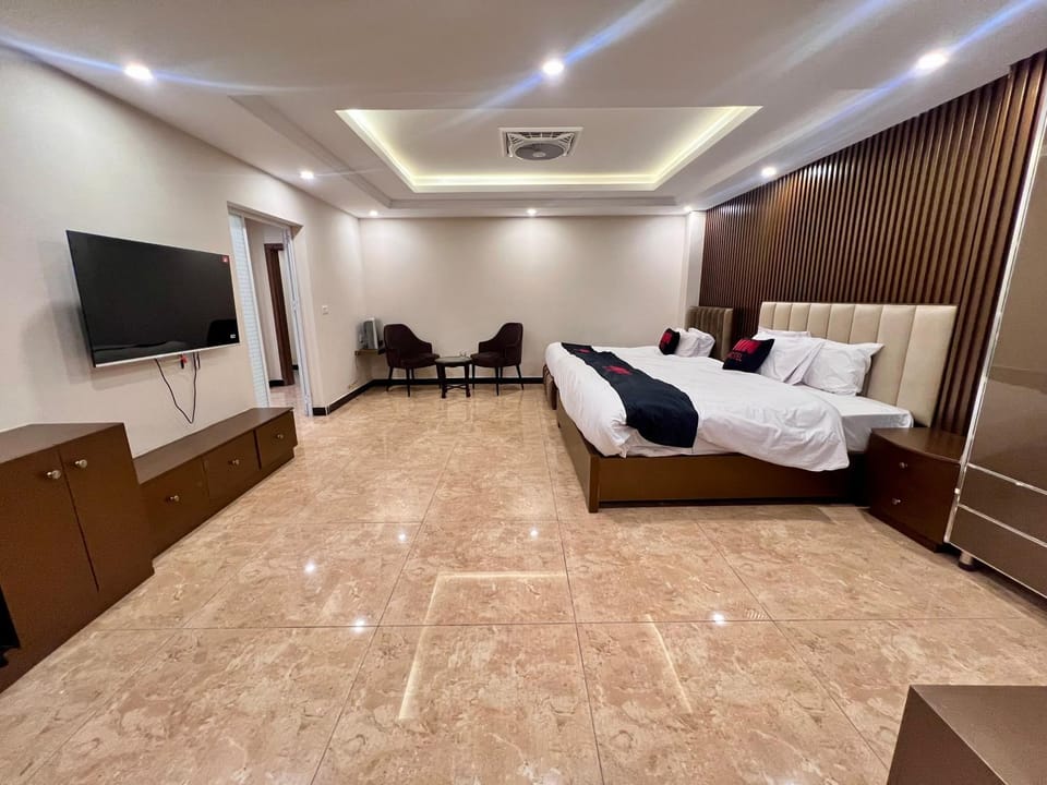Communal lounge/ TV room, Bed, TV and multimedia, Living room, Photo of the whole room, Seating area, Bedroom