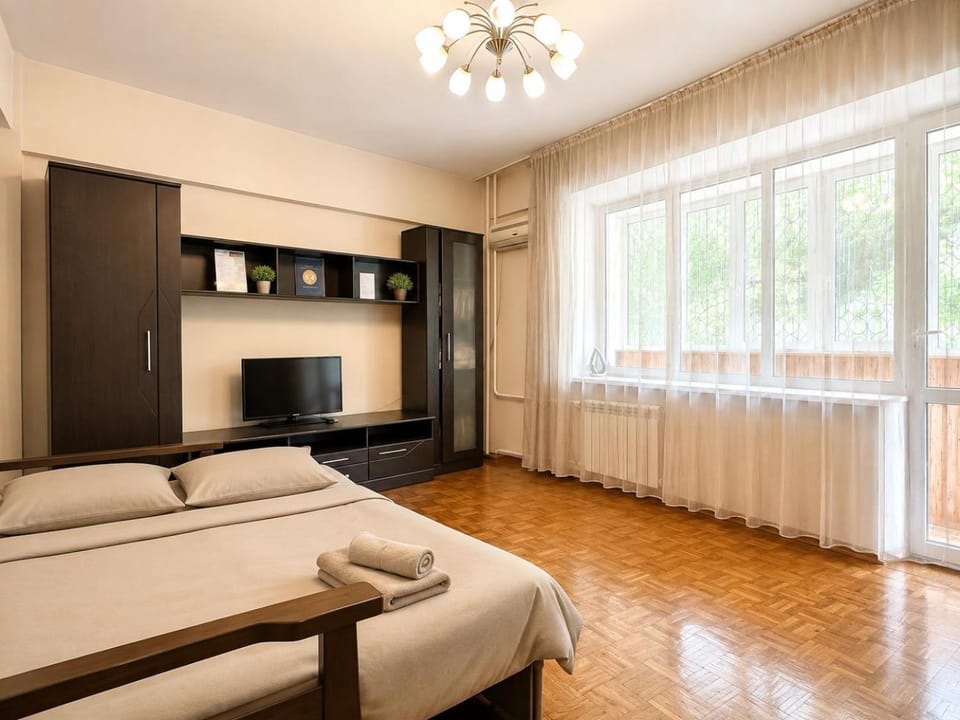 Bed, TV and multimedia, Photo of the whole room, Bedroom