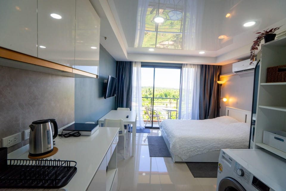 Coffee/tea facilities, Balcony/Terrace, Kitchen or kitchenette, Photo of the whole room, Seating area, Bedroom