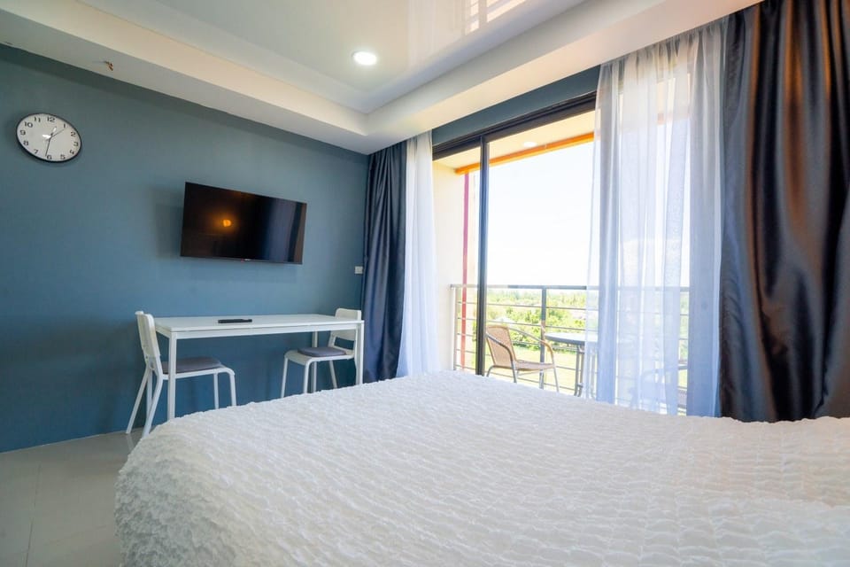 Bed, TV and multimedia, Balcony/Terrace, Bedroom