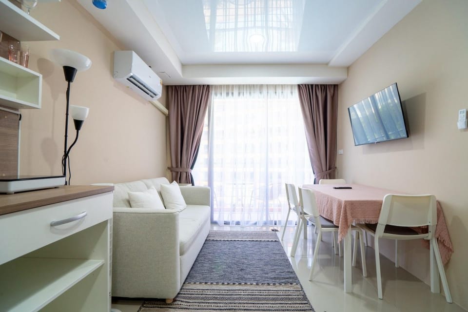 Communal lounge/ TV room, TV and multimedia, Balcony/Terrace, Living room, Seating area, Dining area, Evening entertainment