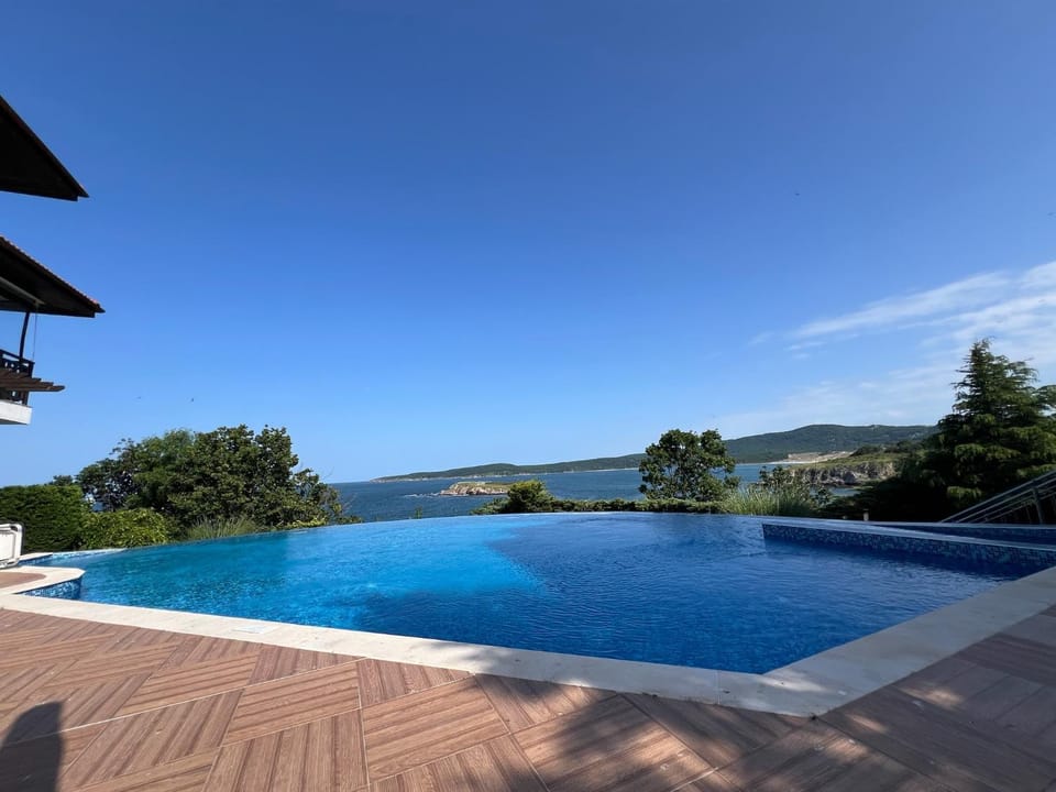 Mountain view, Pool view, Swimming pool