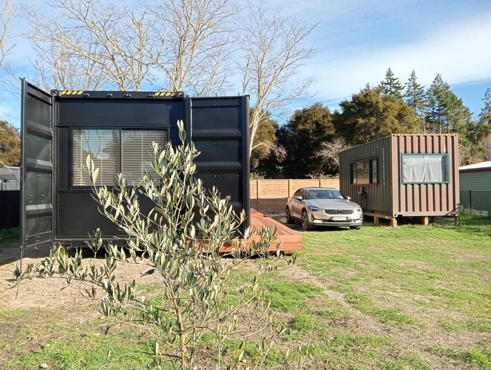 Property building, Day, Garden, Parking