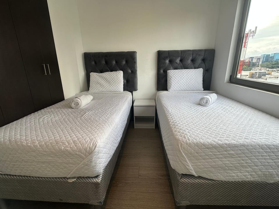 NEO Apartamentos Z10 GT 2 Habitaciones AC Cerca Oakland Place Wifi Gimnasio Parqueo Apartment in Guatemala City
