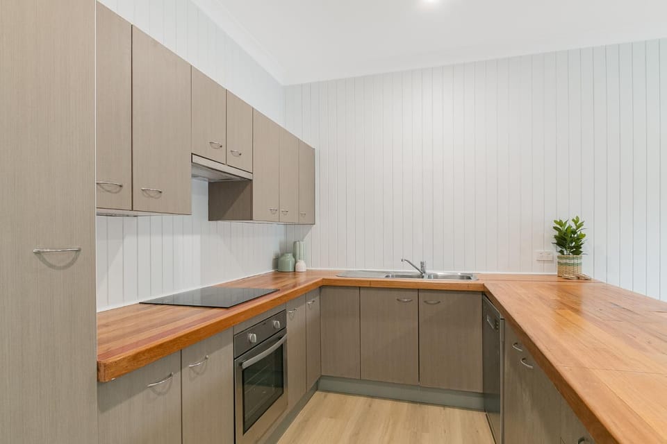 Coffee/tea facilities, Kitchen or kitchenette, dishwasher, microwave, oven, stove