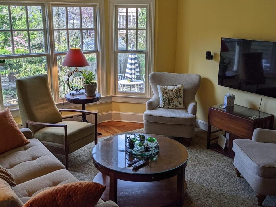 1879 Downtown Annapolis Home with Koi Ponds and Gardens Villa in Spa Creek