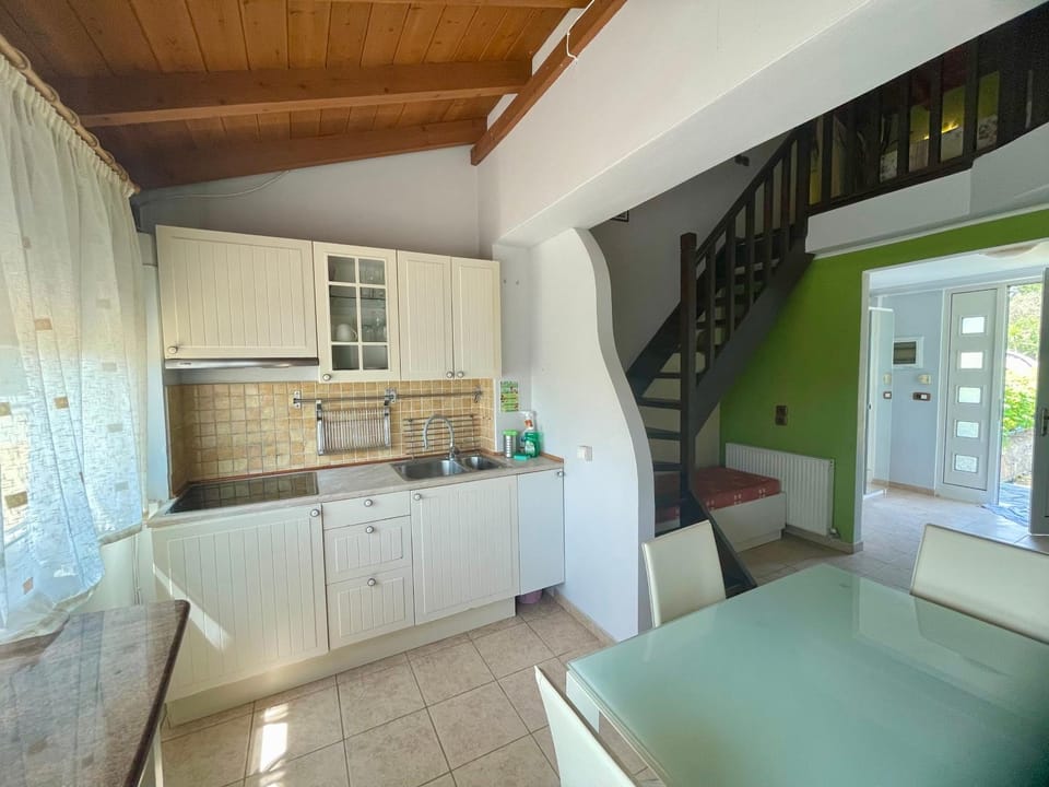 Kitchen or kitchenette, Dining area, pet friendly, kitchen
