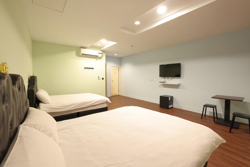 Bed, TV and multimedia, Photo of the whole room, air conditioner