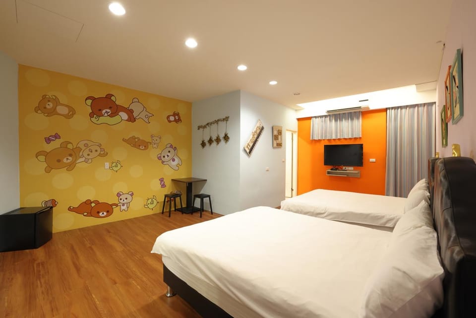 Bed, TV and multimedia, Photo of the whole room, Bedroom