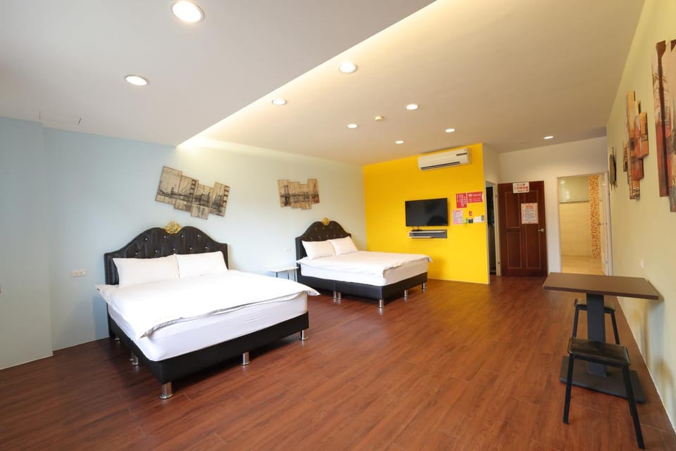 Bed, TV and multimedia, Photo of the whole room