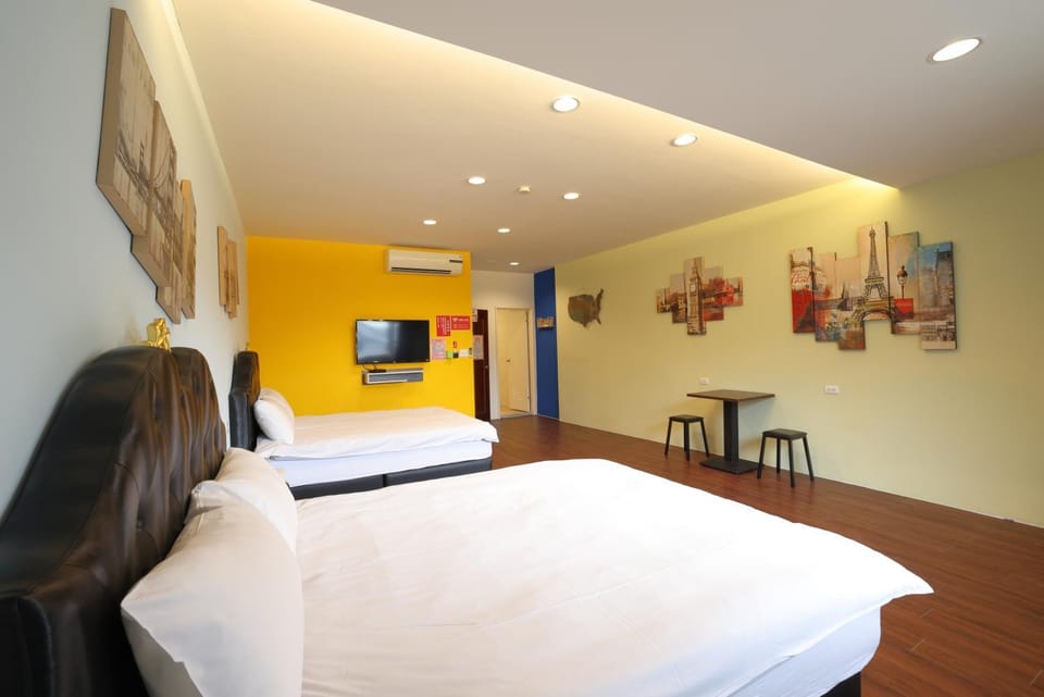 Bed, TV and multimedia, Photo of the whole room, Bedroom