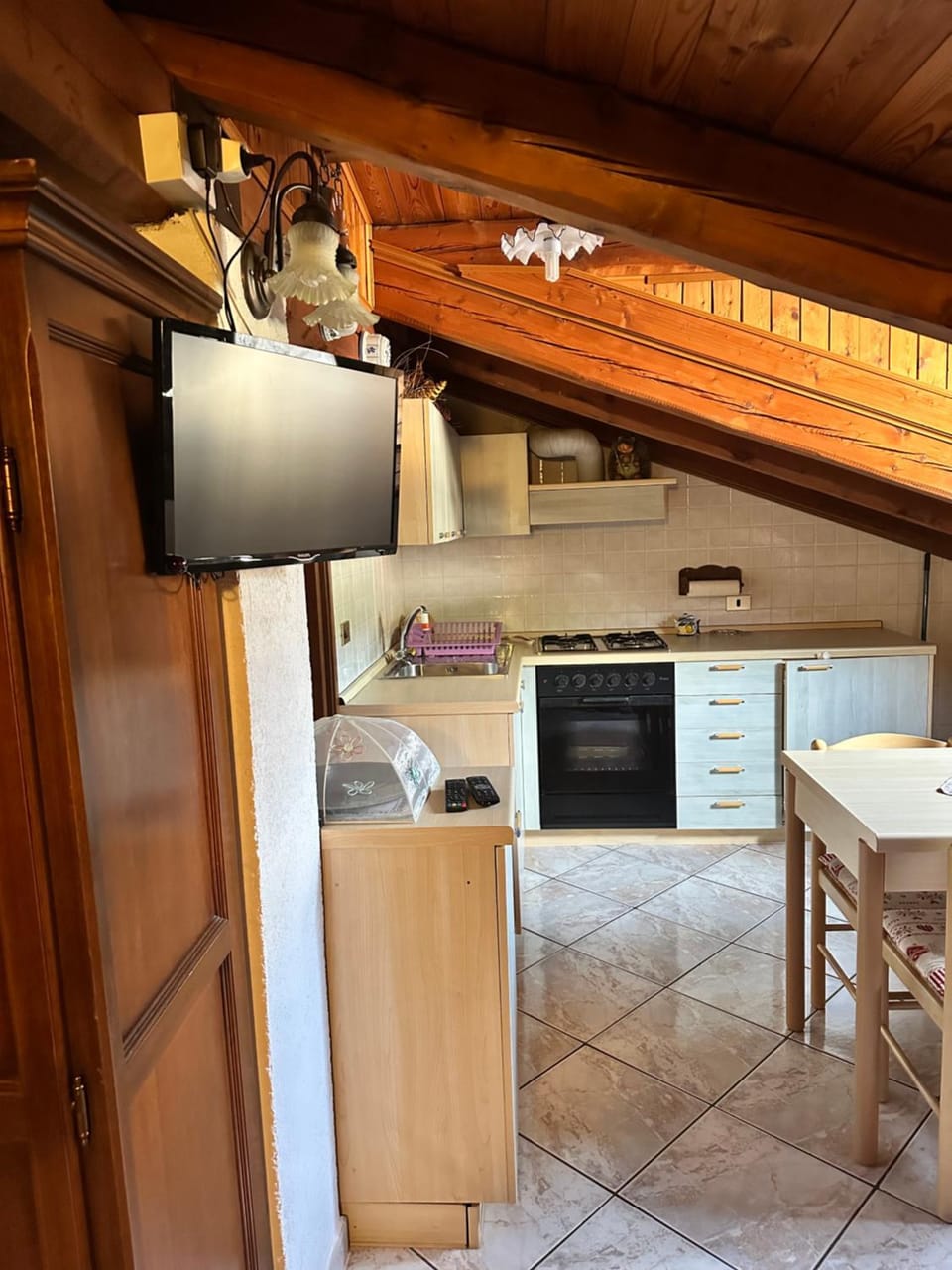 Kitchen or kitchenette, minibar, oven, stove