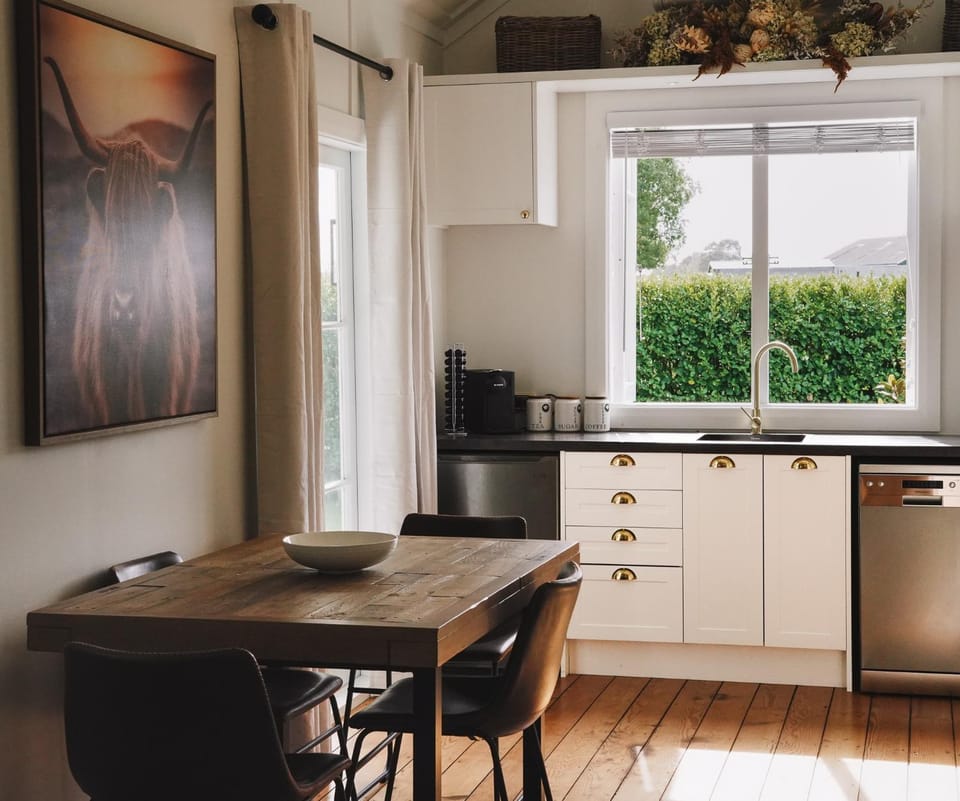 Kitchen or kitchenette, Dining area, stove