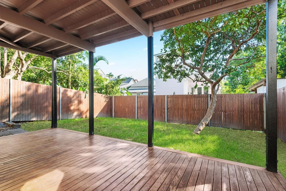 Gargoyle House - Spacious West End Home with Yard Apartment in Brisbane