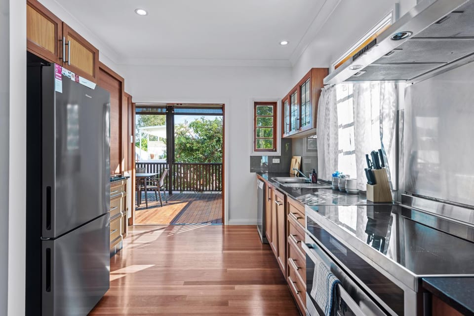 Gargoyle House - Spacious West End Home with Yard Apartment in Brisbane