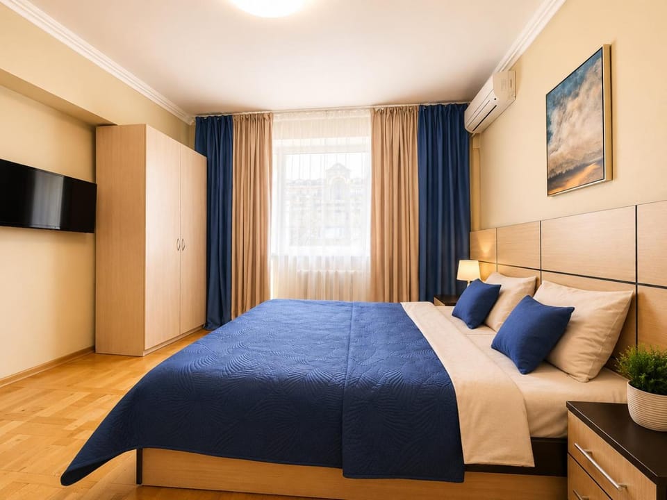 Bed, TV and multimedia, Photo of the whole room, Bedroom