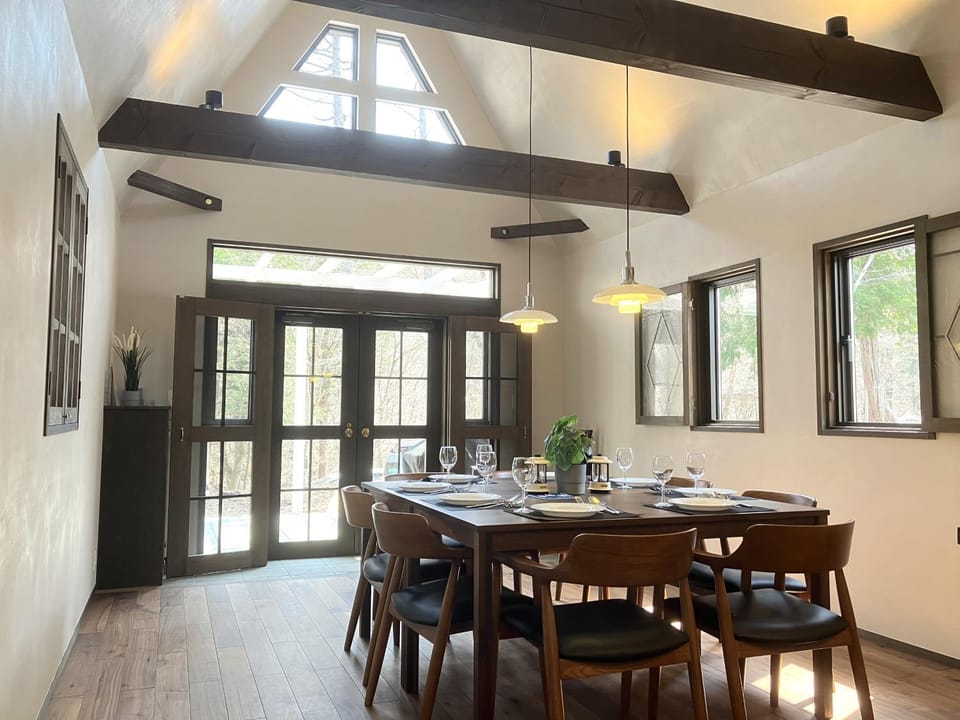 Living room, Lounge or bar, Seating area, Dining area