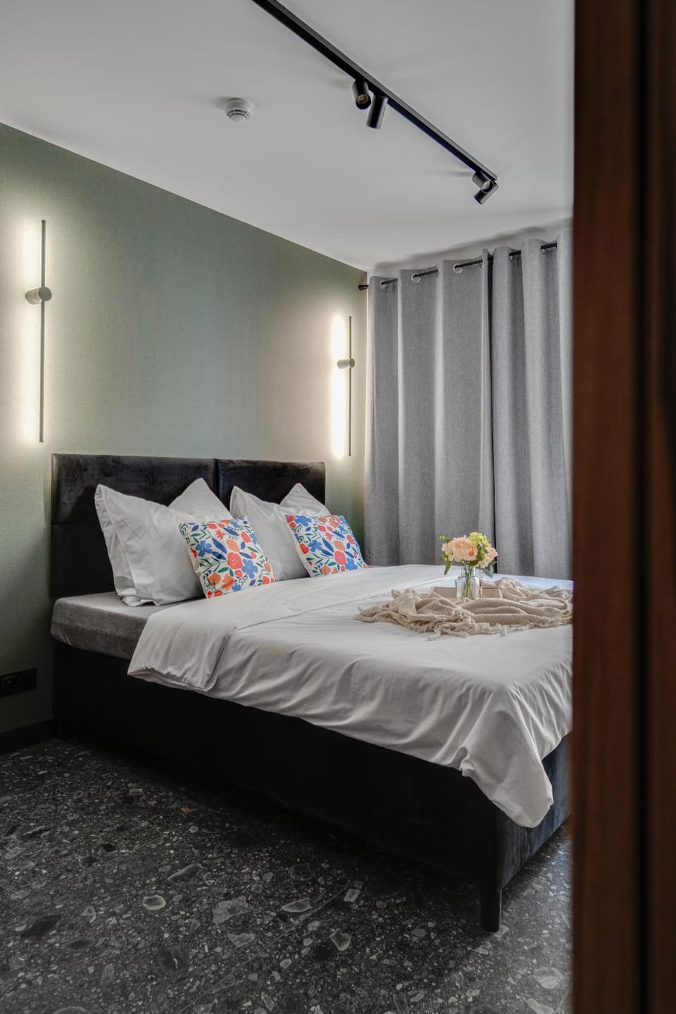 Bed, Photo of the whole room, Seating area, Bedroom