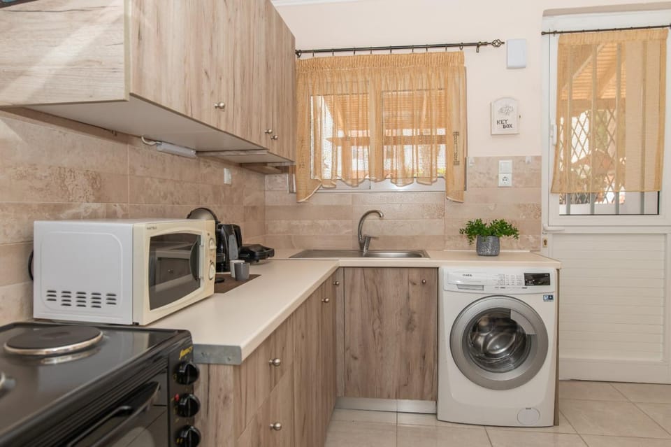 Kitchen or kitchenette, oven, stove, washing machine