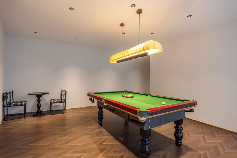 Billiard, Game Room