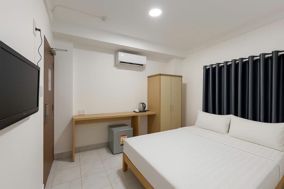 Photo of the whole room, Bedroom