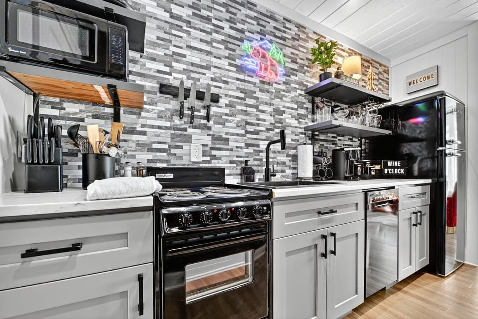 Coffee/tea facilities, Kitchen or kitchenette, dishwasher, microwave, minibar, oven, pet friendly, stove, toaster