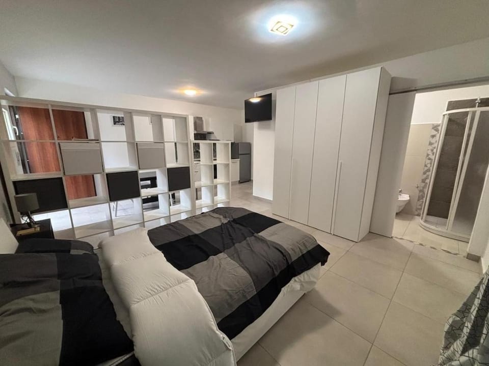 Bed, TV and multimedia, Photo of the whole room, Seating area, Bedroom, wardrobe