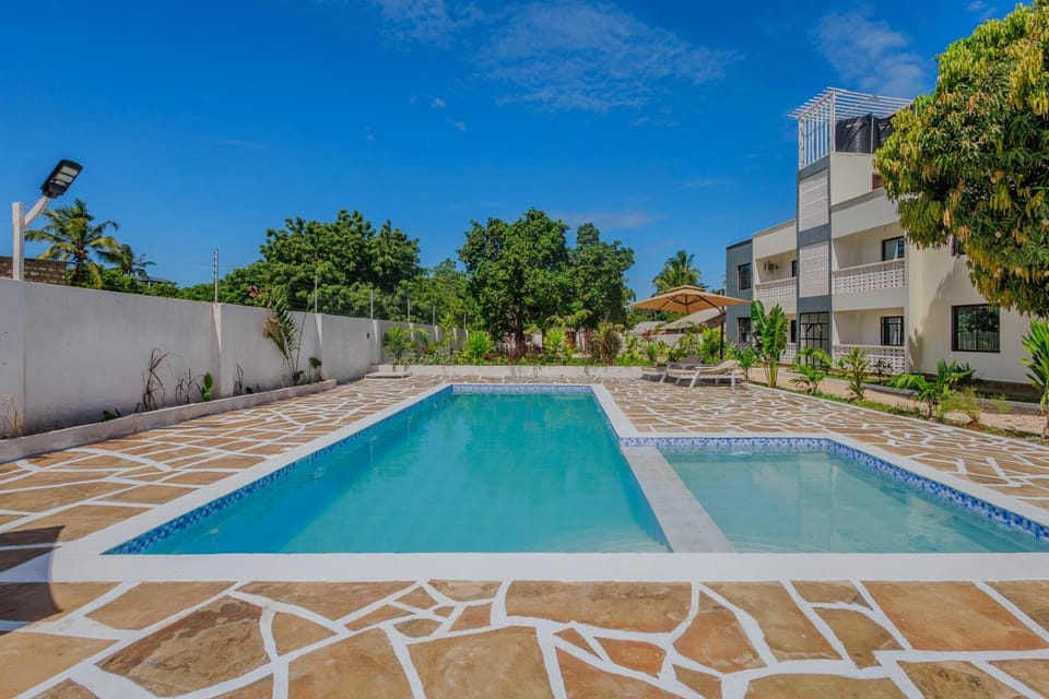 Property building, Day, Pool view, Swimming pool, sunbed