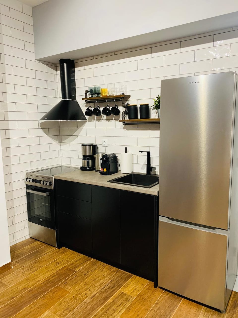 Coffee/tea facilities, Kitchen or kitchenette, oven, stove