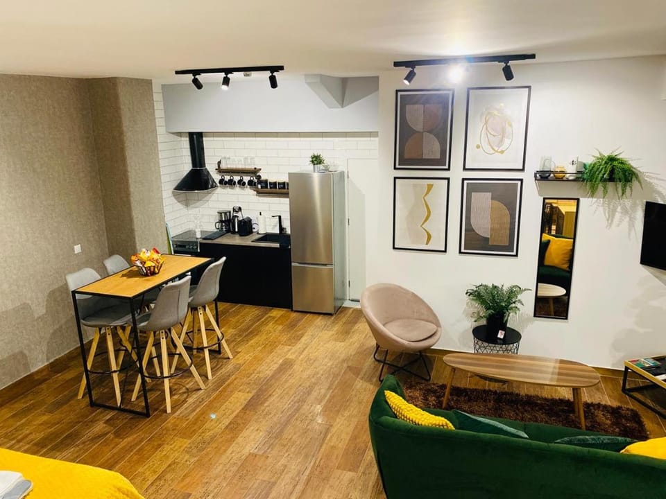 Coffee/tea facilities, Kitchen or kitchenette, Living room, Dining area