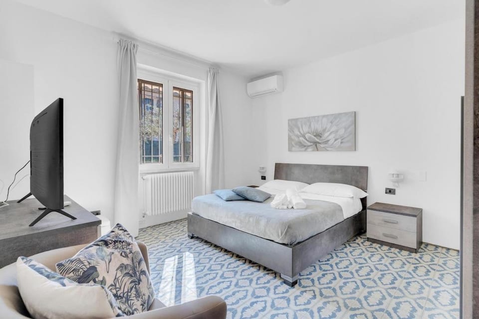 Bed, TV and multimedia, Photo of the whole room, Bedroom
