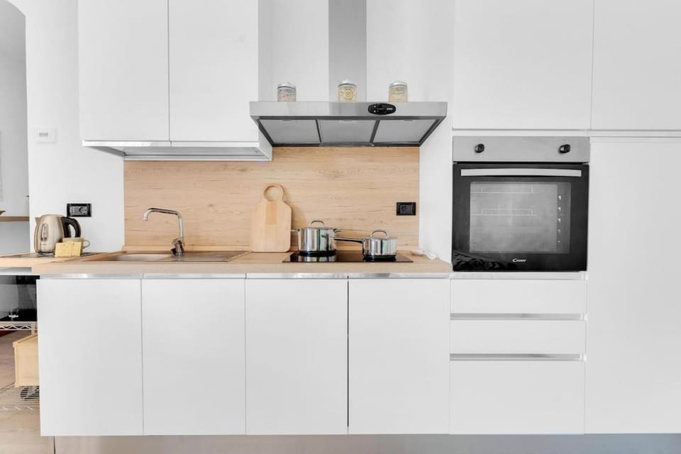 Coffee/tea facilities, Kitchen or kitchenette, dishwasher, oven, stove