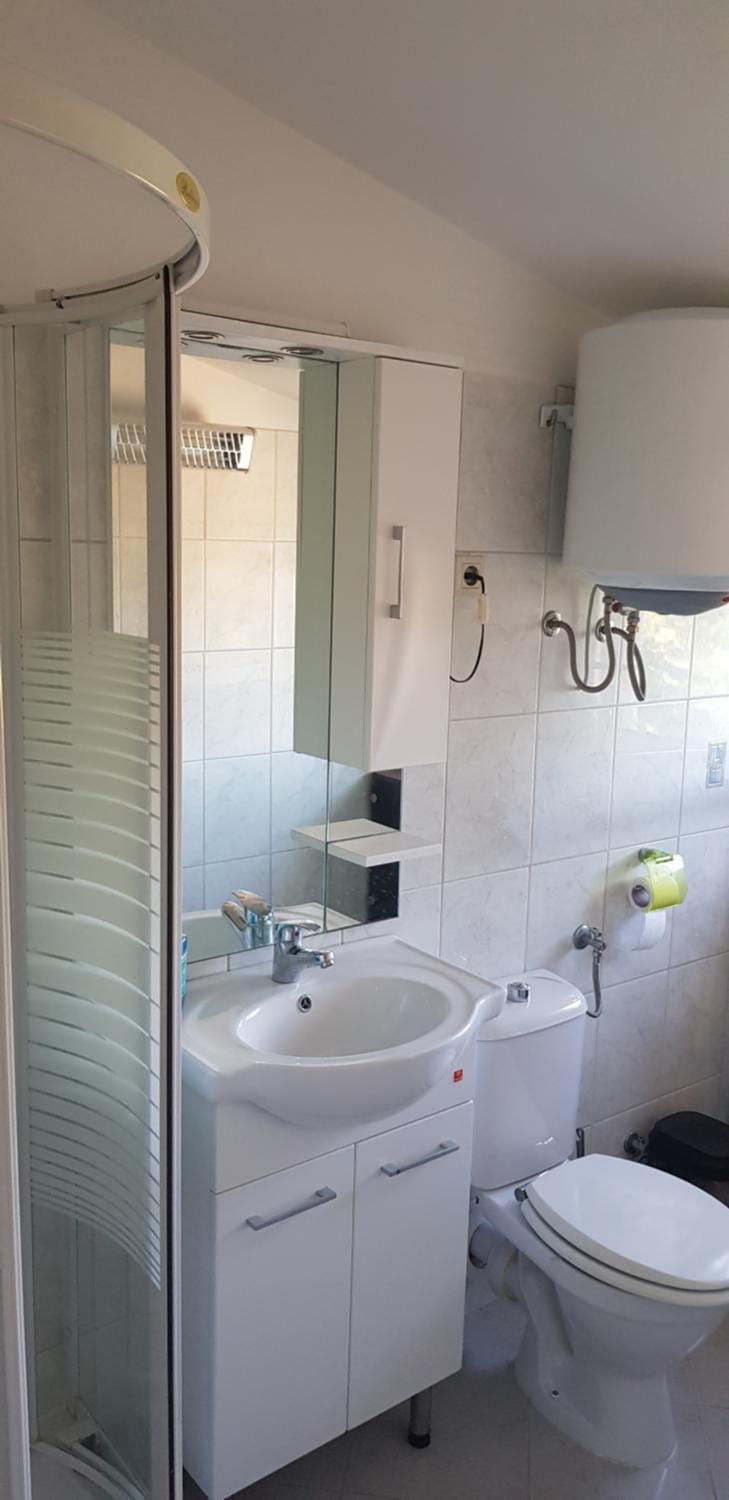 Shower, Toilet, Bathroom, towels