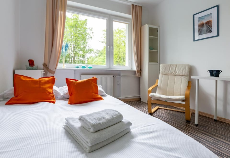 Bed, Living room, Photo of the whole room, Seating area, Bedroom, towels