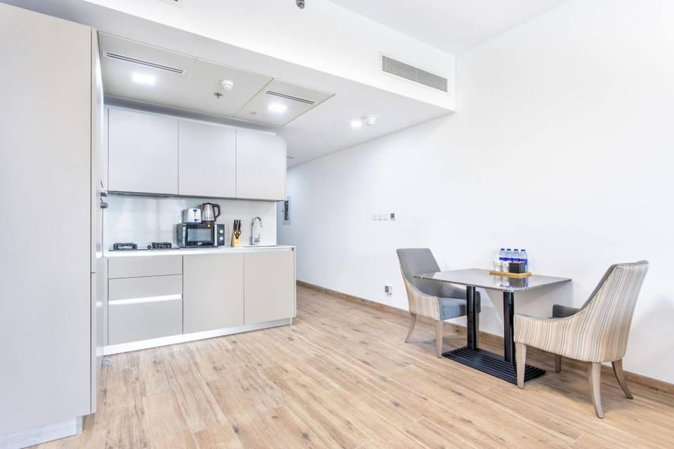 Kitchen or kitchenette, Dining area, oven, stove