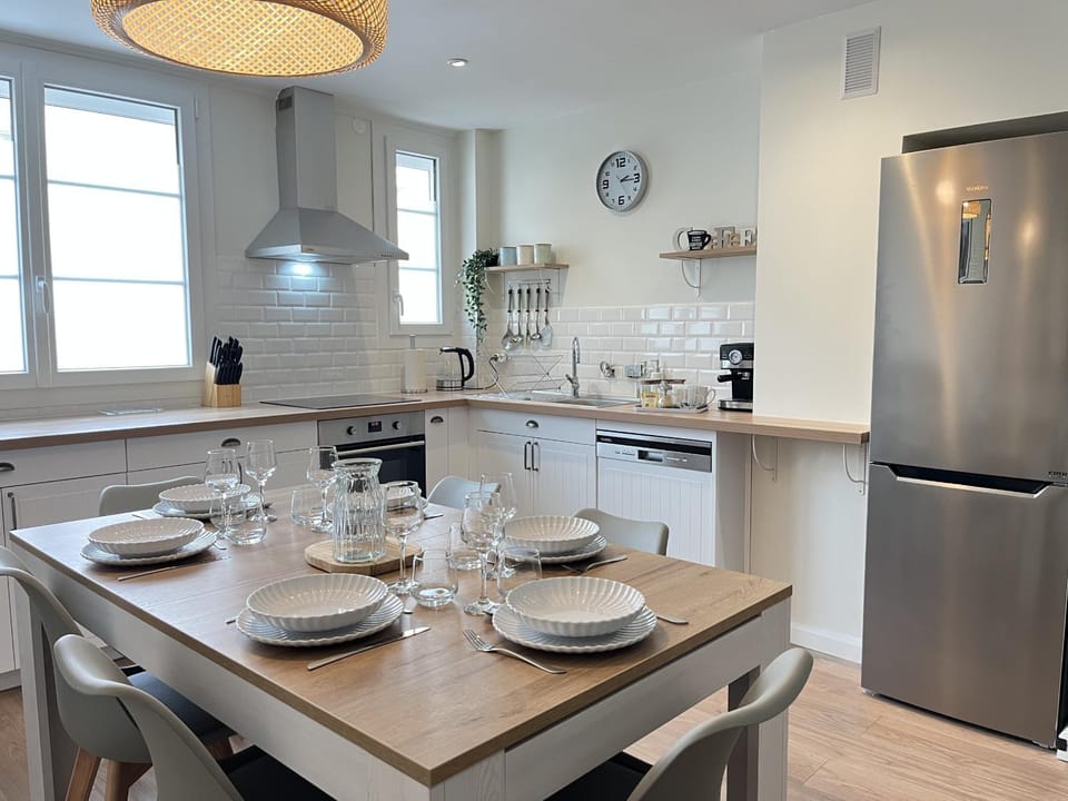 Coffee/tea facilities, Kitchen or kitchenette, dishwasher, stove