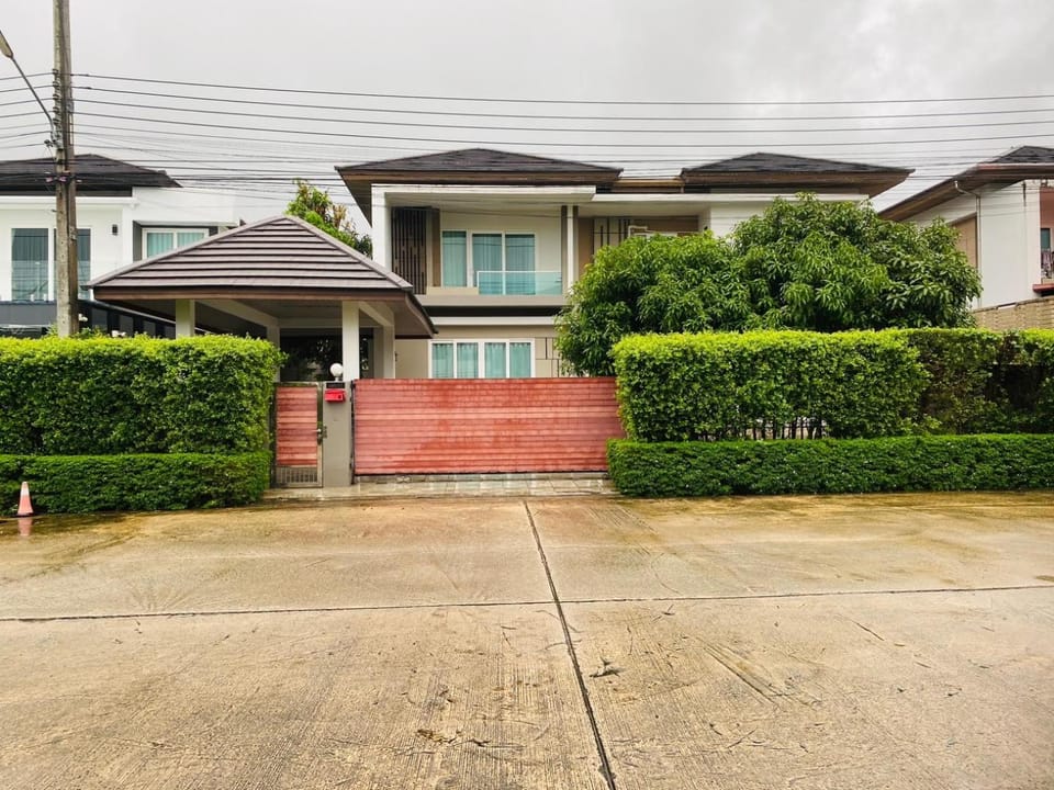 Property building, Day, Garden, Garden view