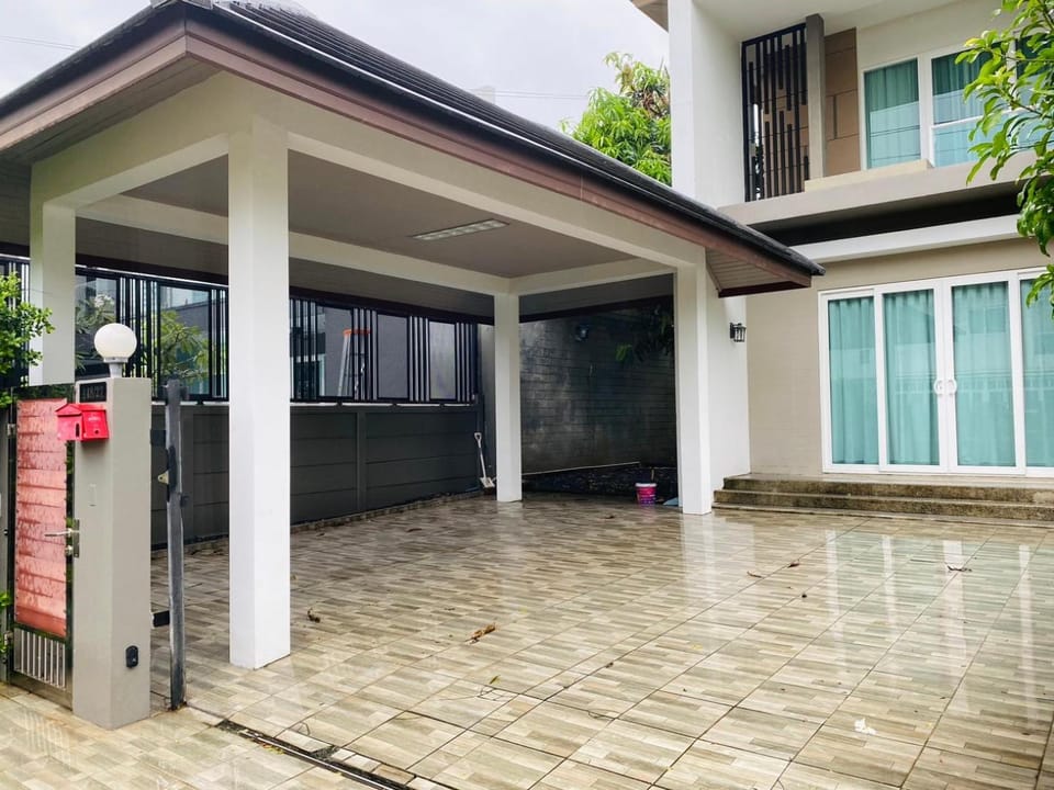 Property building, Patio, Parking