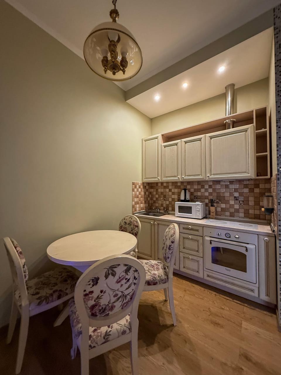 Dining area, oven, pet friendly, stove