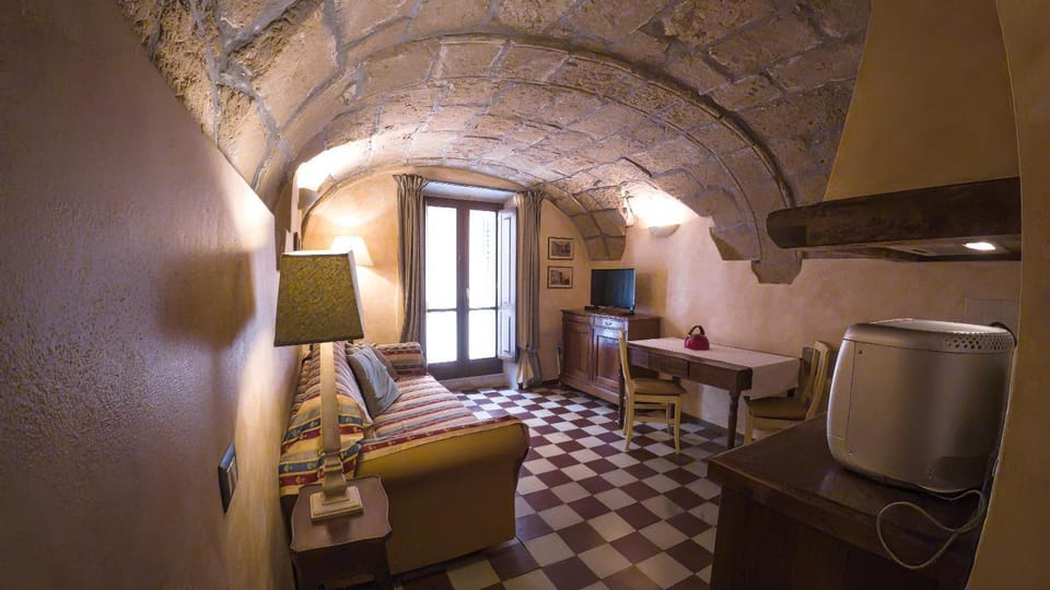 Living room, Photo of the whole room, Seating area, Bedroom