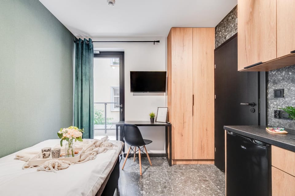 Bed, TV and multimedia, Kitchen or kitchenette, Photo of the whole room, Bedroom, wardrobe
