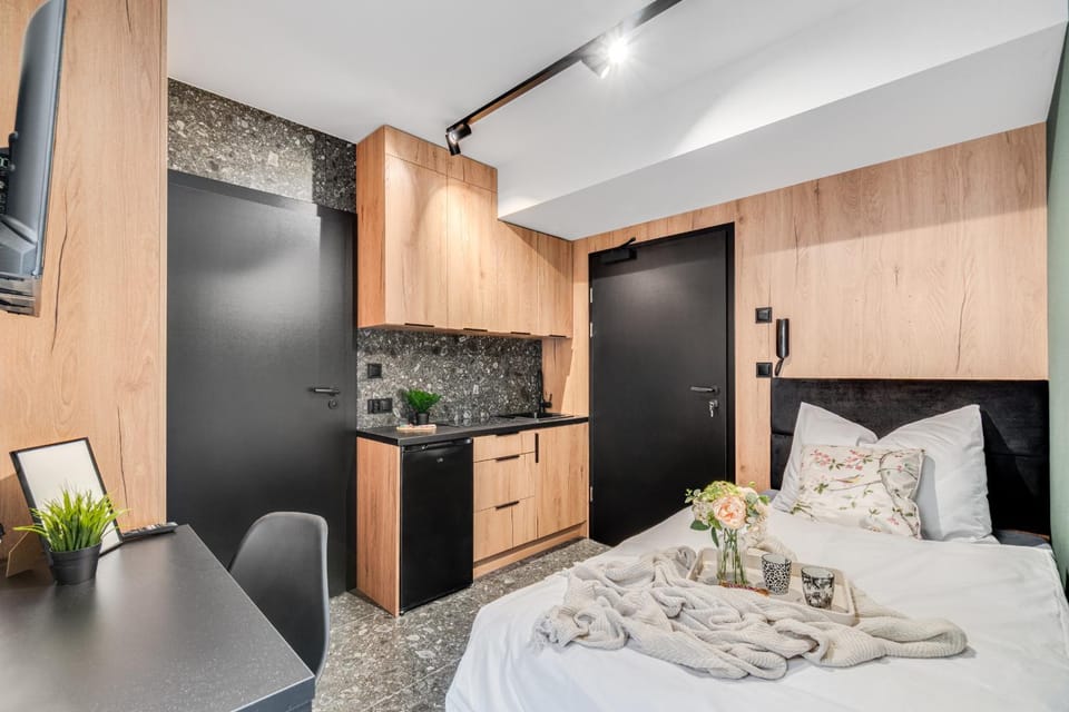 Bed, TV and multimedia, Kitchen or kitchenette, Photo of the whole room, Bedroom, wardrobe