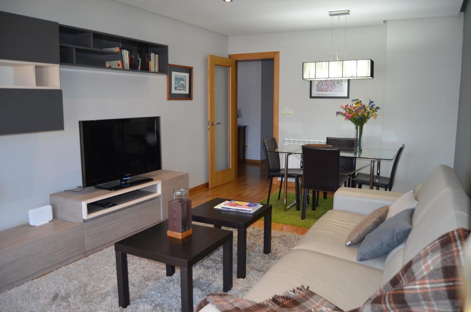 Communal lounge/ TV room, TV and multimedia, Seating area, Dining area