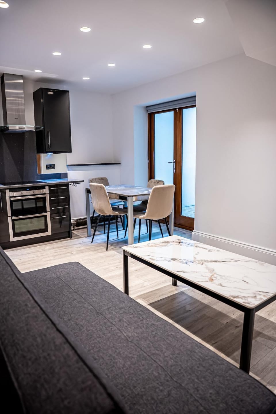 Kitchen or kitchenette, Living room, Seating area, Dining area