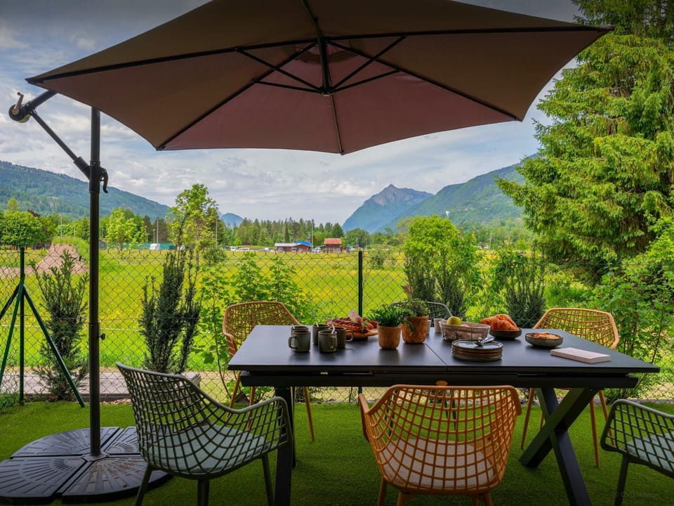 Day, Natural landscape, Garden, Balcony/Terrace, Dining area, Garden view, Mountain view